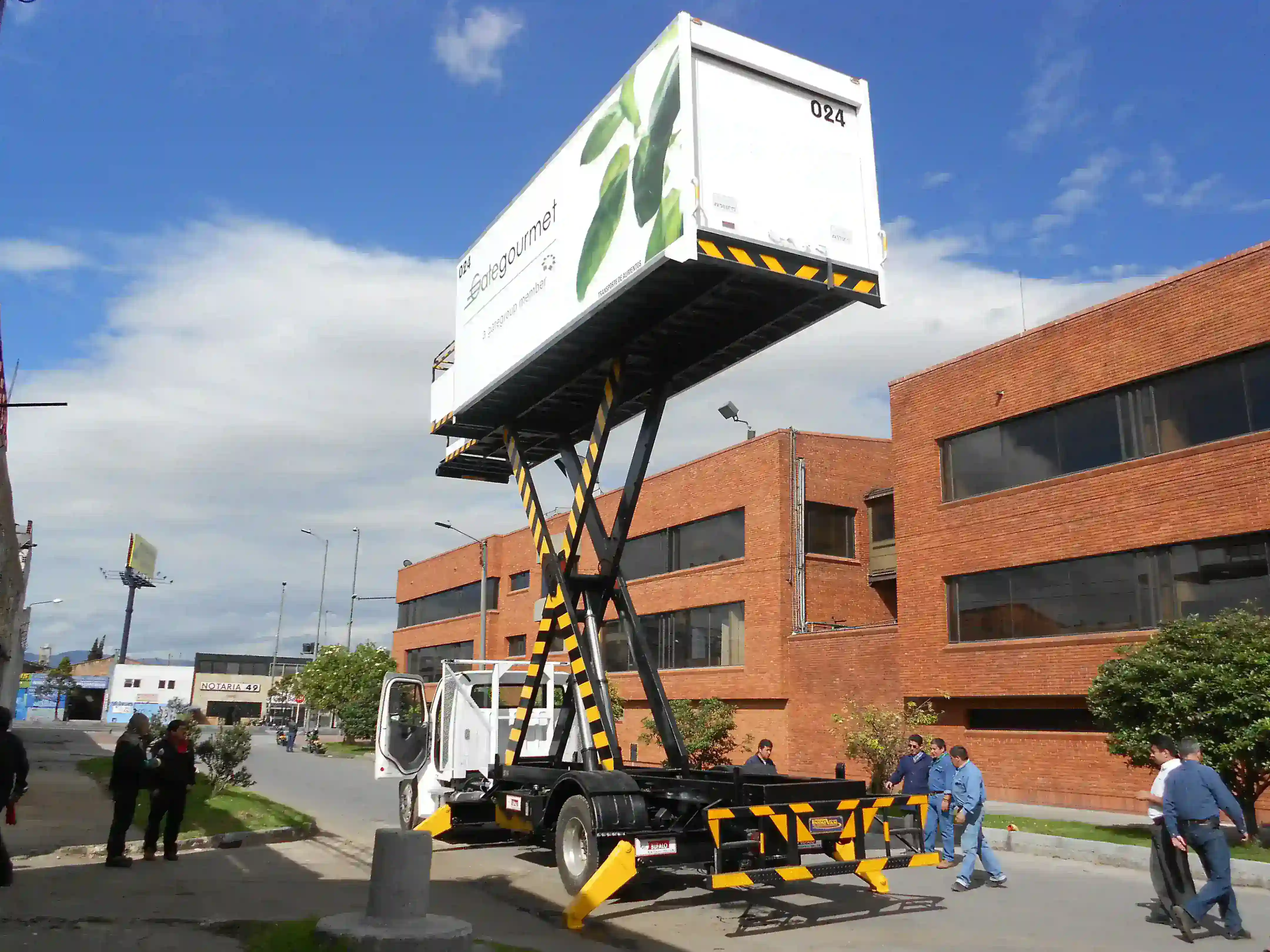 Camión de catering en plataforma elevada