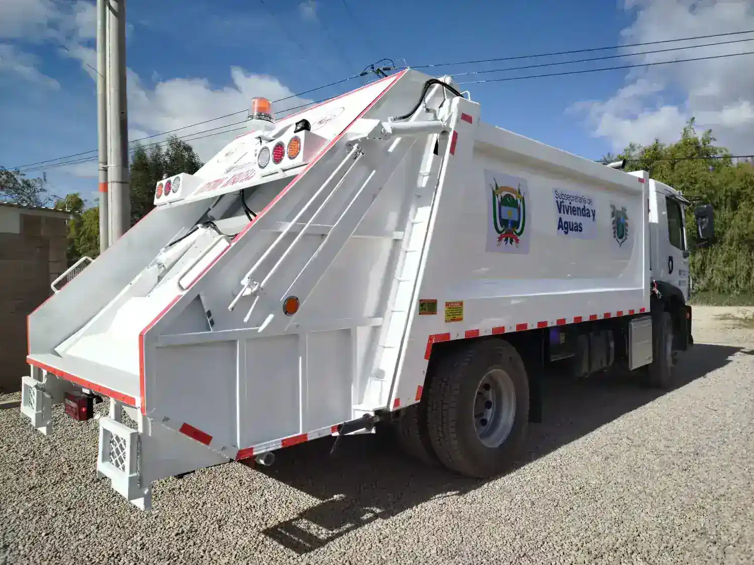 Compactador de basura en operación municipal