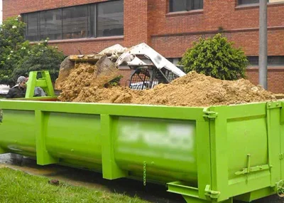 Contenedor transportando escombros