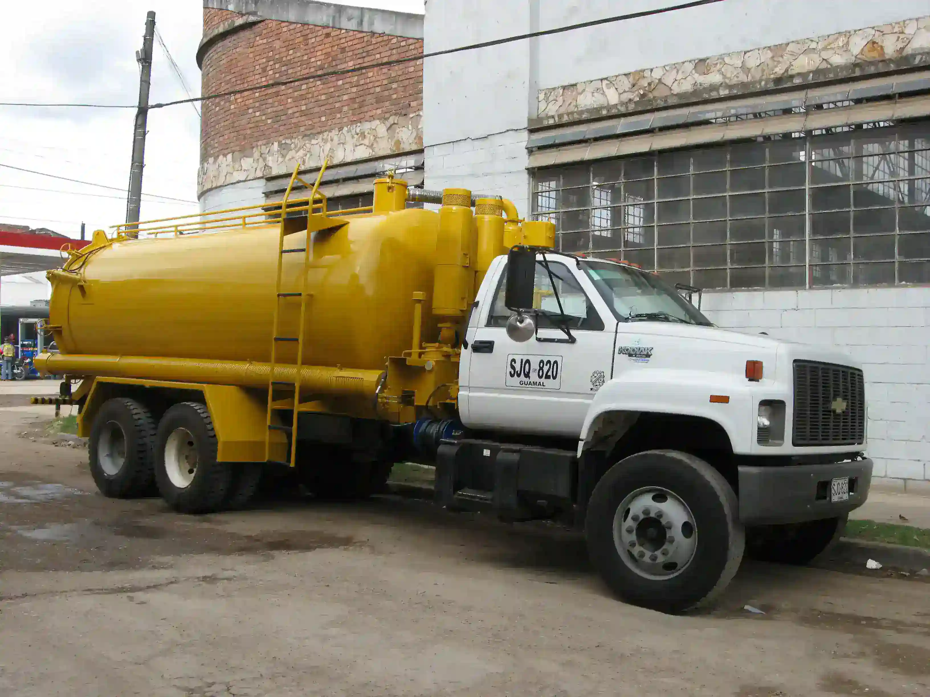 Sistema de recolección de hidrocarburos en estación de servicio