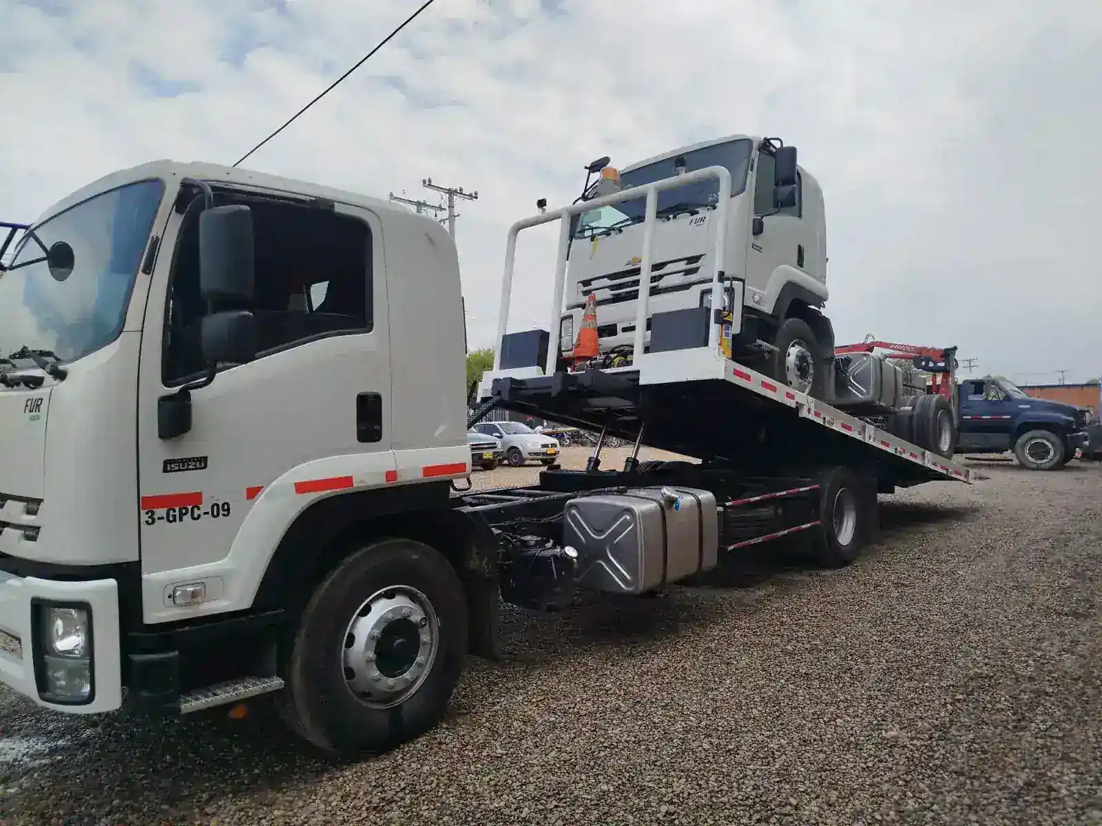 Grúa planchón en operación de carga