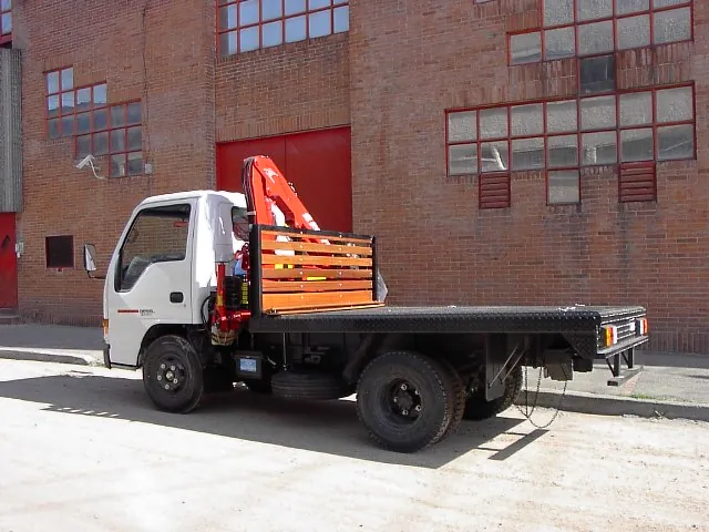 Planchón transportando varillas