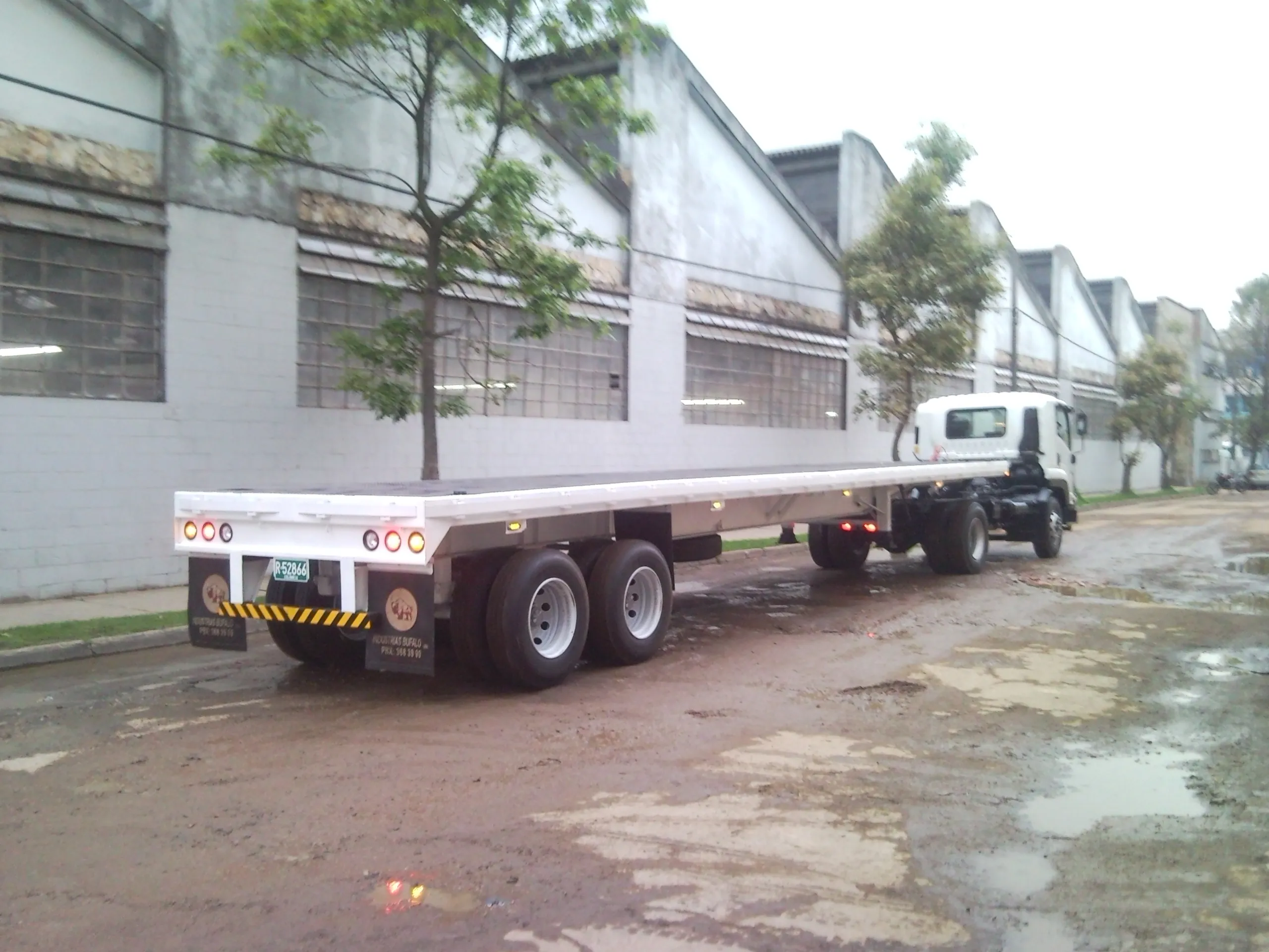 Plataforma transportando tuberías