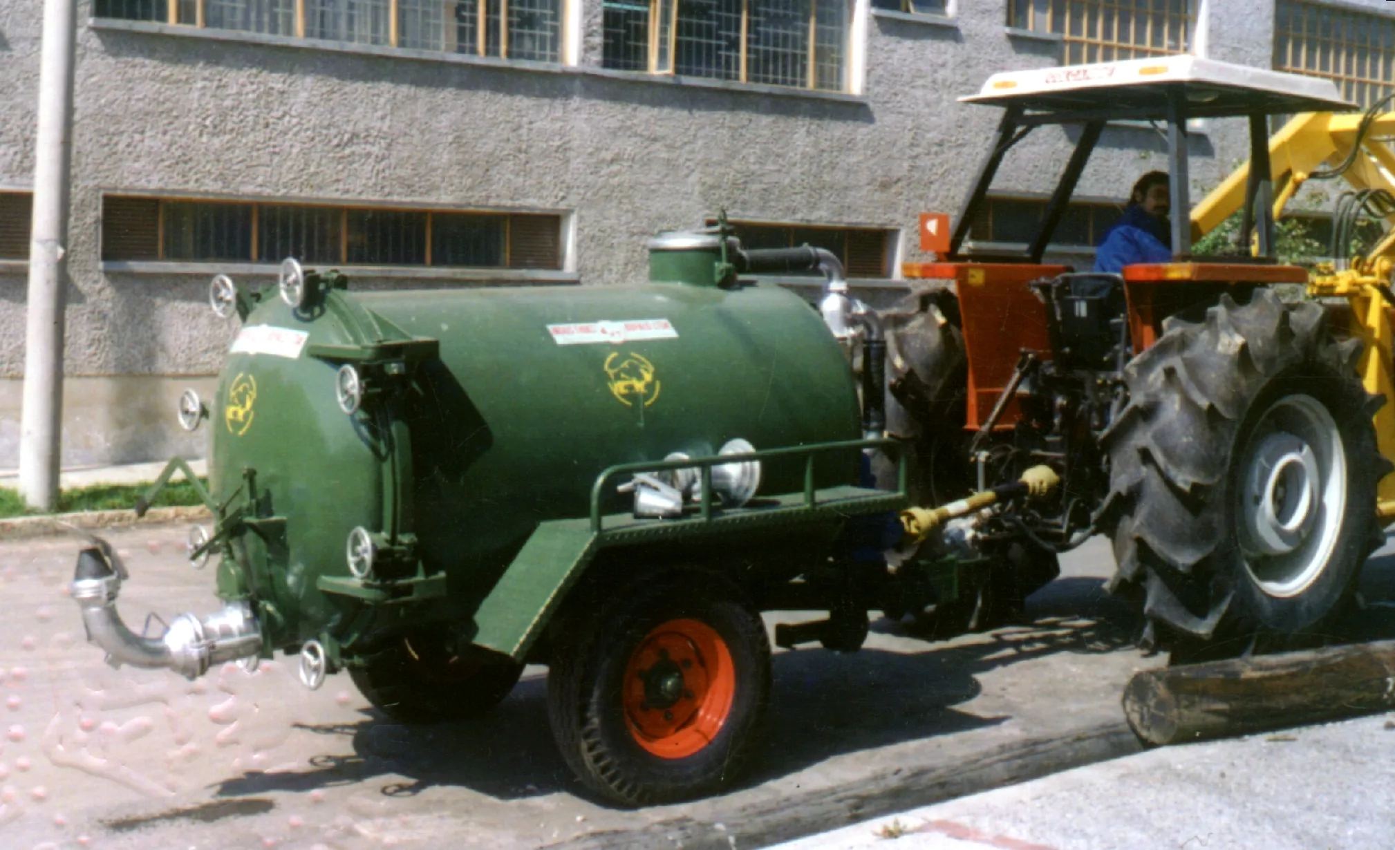 Tanque estercolero aplicando fertilizante en campo