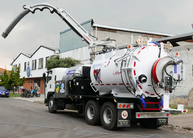 Equipo vactor limpiando alcantarilla